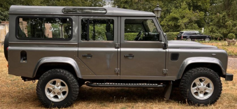 LAND ROVER Defender