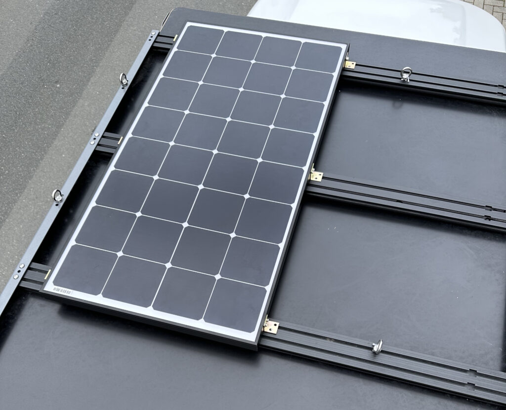 Solarpanel PlugInFestivals Wp 120 montiert auf Dachzelt ARCTA Vento