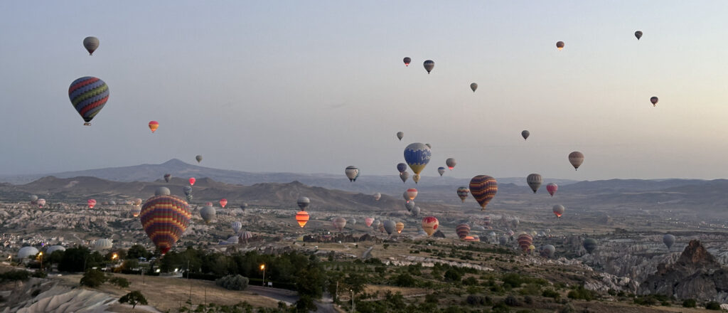 Ballons im Morgengrauen