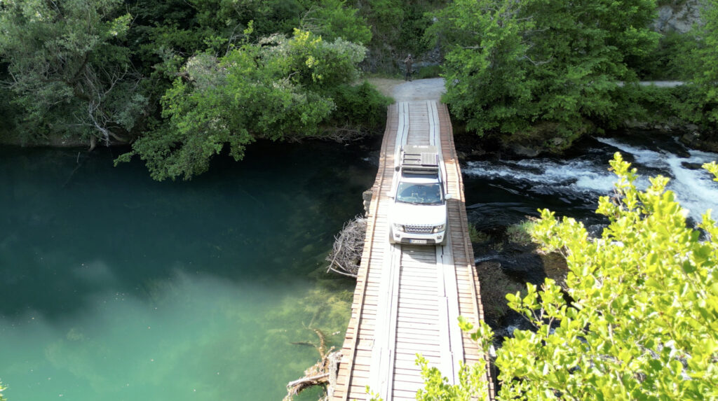 Über die Brücke der Una in Bosnien-Herzegowina