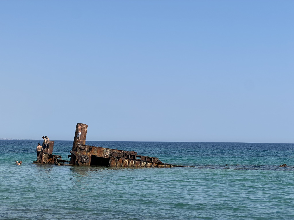 Schiffswrack am Strand von Epanomi in Griechenland bei Kavala